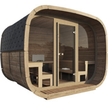 Sauna tonneau moderne en bois clair avec façade vitrée, toit en bardeaux foncés et aménagement intérieur avec bancs en bois et poêle.