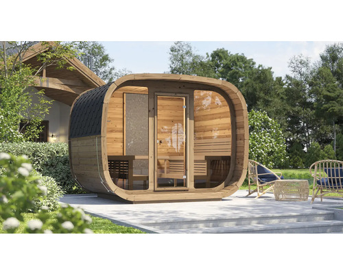 Ovale Fasssauna aus Holz mit Glasfront und schwarzem Schindeldach auf einer Terrasse im Garten.
