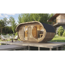 Sauna tonneau ovale moderne en bois avec fenêtre panoramique ronde et porte vitrée sur une terrasse en bois au bord d'un lac.
