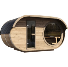 Sauna extérieur ovale en bois avec porte vitrée, grande fenêtre ronde et toit en bardeaux.