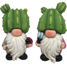 Zwei Gartenzwerge mit Kaktushut, der eine hält einen Marienkäfer, der andere eine Blaue Feder.