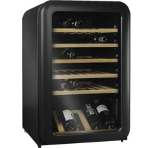 Cave à vin avec plusieurs bouteilles sur des étagères en bois