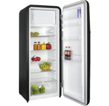 Réfrigérateur ouvert avec des aliments sur des étagères en verre