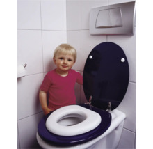 Scène avec siège de toilette, couvercle de toilette, réducteur de toilette et enfant dans une salle de bain.