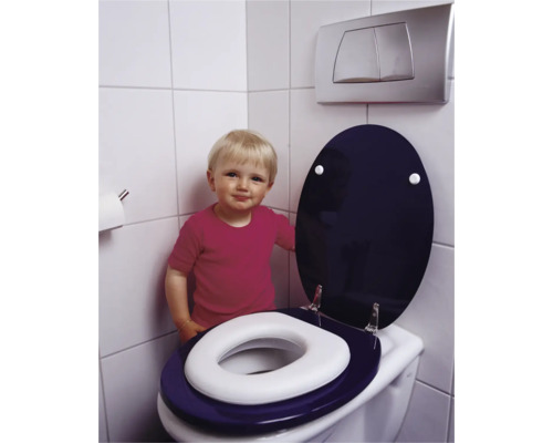 Scène avec siège de toilette, couvercle de toilette, réducteur de toilette et enfant dans une salle de bain.