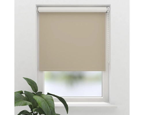 Store beige à chaînette dans un cadre de fenêtre blanc.