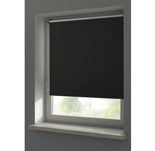 Vue d'une fenêtre avec un store enrouleur noir.