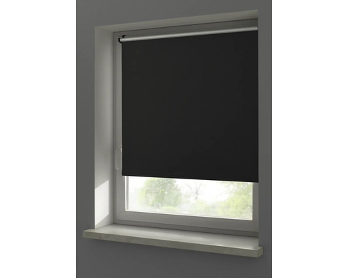 Vue d'une fenêtre avec un store enrouleur noir.