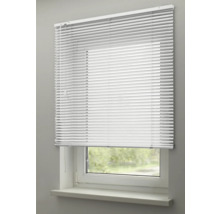 Store vénitien blanc fermé devant une fenêtre.