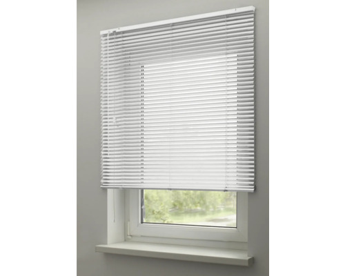 Store vénitien blanc fermé devant une fenêtre.