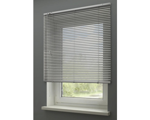 Store vénitien gris devant la fenêtre