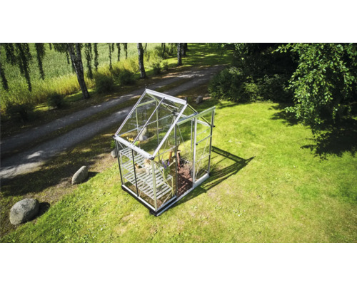 Gewächshaus auf Rasen mit Pflanzen