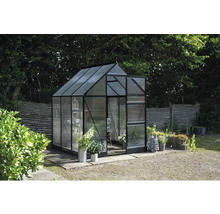 Glashaus mit geöffneter Tür im Garten.