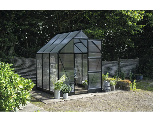 Glashaus mit geöffneter Tür im Garten.
