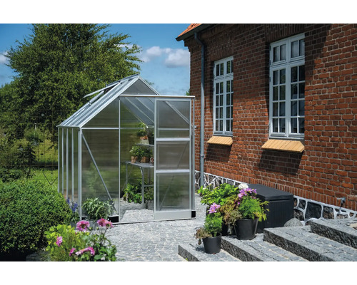Gewächshaus mit Aluminiumrahmen und transparenten Wänden im Garten