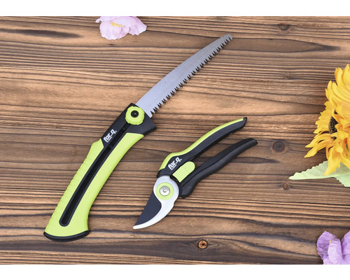 Gartensäge und Gartenschere auf Holzgrund