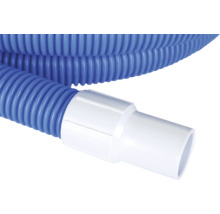 Blauer Schwimmbadschlauch mit weißem Anschlussstück
