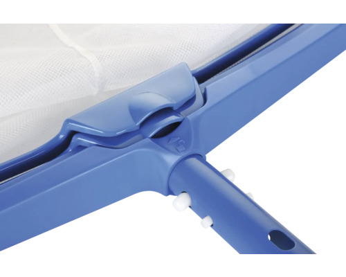 Detailaufnahme von einem Poolkescher aus Kunststoff mit Netz