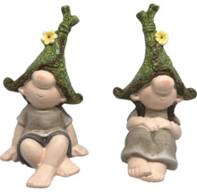 Zwei dekorative Gartenzwergfiguren mit Mütze