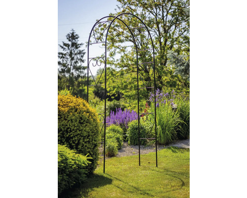 Arche de jardin en métal avec motif de cœur dans le jardin