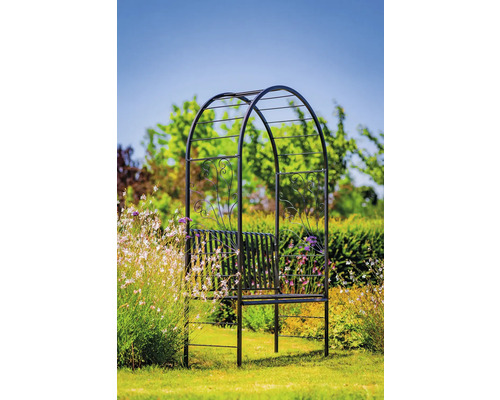 Banc de jardin avec arche de roses dans le jardin