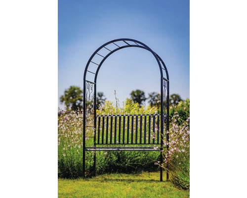 Banc de jardin avec arche de roses dans le jardin