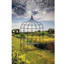 Banc de jardin avec treillis en métal dans un jardin fleuri