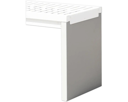 Detailansicht eines weißen Regals mit grauer Seitenwand