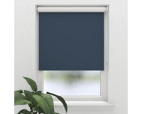 Blaues Rollo am Fenster zur Lichtsteuerung