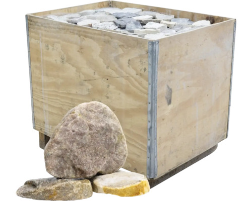 Holzkiste gefüllt mit Natursteinen und Pflastersteinen