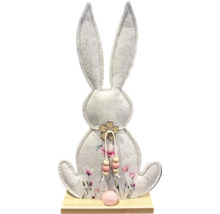 Dekorativer Osterhase aus Filz mit Blumenmuster und Holzfuß
