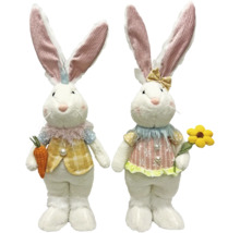 Zwei Osterhasenfiguren mit Accessoires