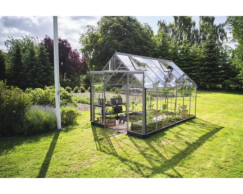 Gewächshaus im Garten mit Pflanzenregalen