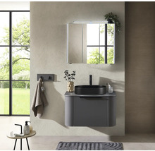 Salle de bain moderne avec lavabo, armoire de toilette et porte-serviettes