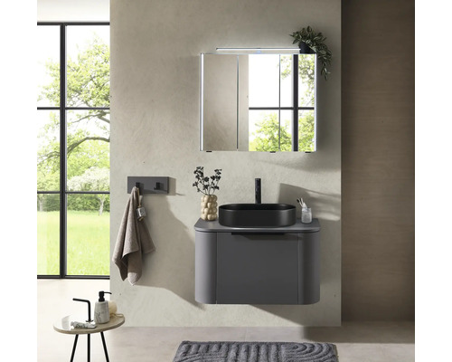 Salle de bain moderne avec lavabo, armoire de toilette et porte-serviettes