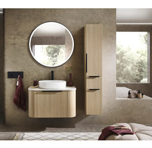 Salle de bains avec meuble sous-vasque, vasque à poser, armoire de toilette et armoire haute en décor bois clair