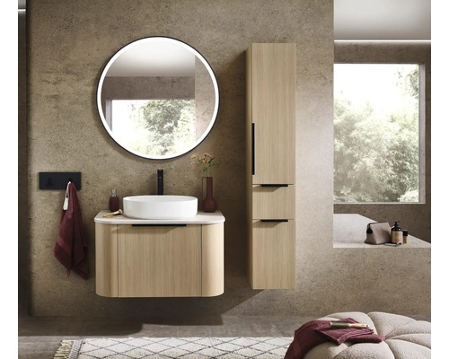 Salle de bains avec meuble sous-vasque, vasque à poser, armoire de toilette et armoire haute en décor bois clair