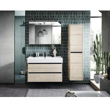 Helles Badezimmer mit Waschtisch, Spiegelschrank und Hochschrank