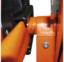 Detailaufnahme einer orangefarbenen Maschinenkonstruktion mit Bolzen