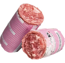 Zwei Rollen Hundefutter mit der Aufschrift Schweizer Qualitätsfleisch für Hunde und Katzen.