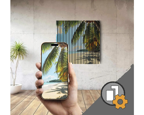 Une personne tient un smartphone à la main qui affiche un motif de plage. Une image similaire avec des rayures verticales est accrochée au mur.