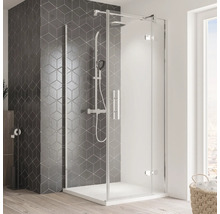 Salle de bain avec douche en verre, robinetterie de douche et carrelage géométrique