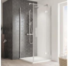 Cabine de douche avec robinetterie dans la salle de bain