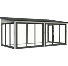 Terrasse couverte avec portes coulissantes en bois et en verre