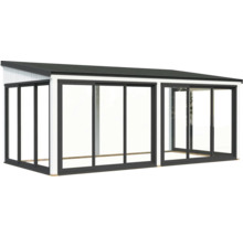 Extension en verre autoportante avec portes coulissantes pour l'extérieur.