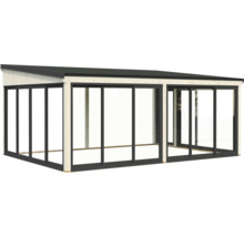 Terrasse couverte avec cadre en bois et portes coulissantes