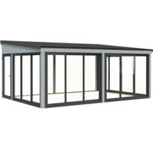 Extension en verre autoportante avec portes coulissantes pour l'extérieur.