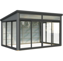 Terrasse couverte grise avec portes coulissantes en verre