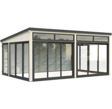 Abri de jardin spacieux avec de grandes portes coulissantes en verre et des lucarnes pour beaucoup de lumière naturelle