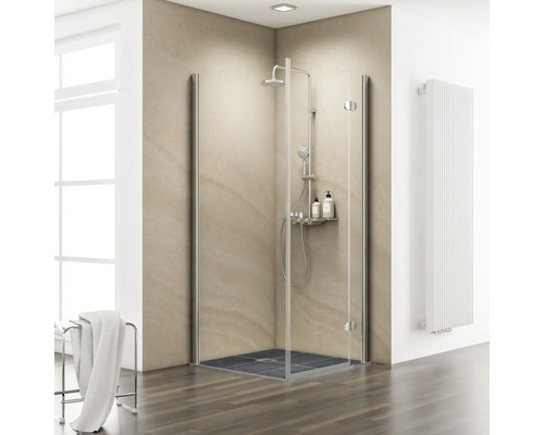 Begehbare Dusche mit Brausegarnitur, Duschregal und Handtuchwärmer im Badezimmer